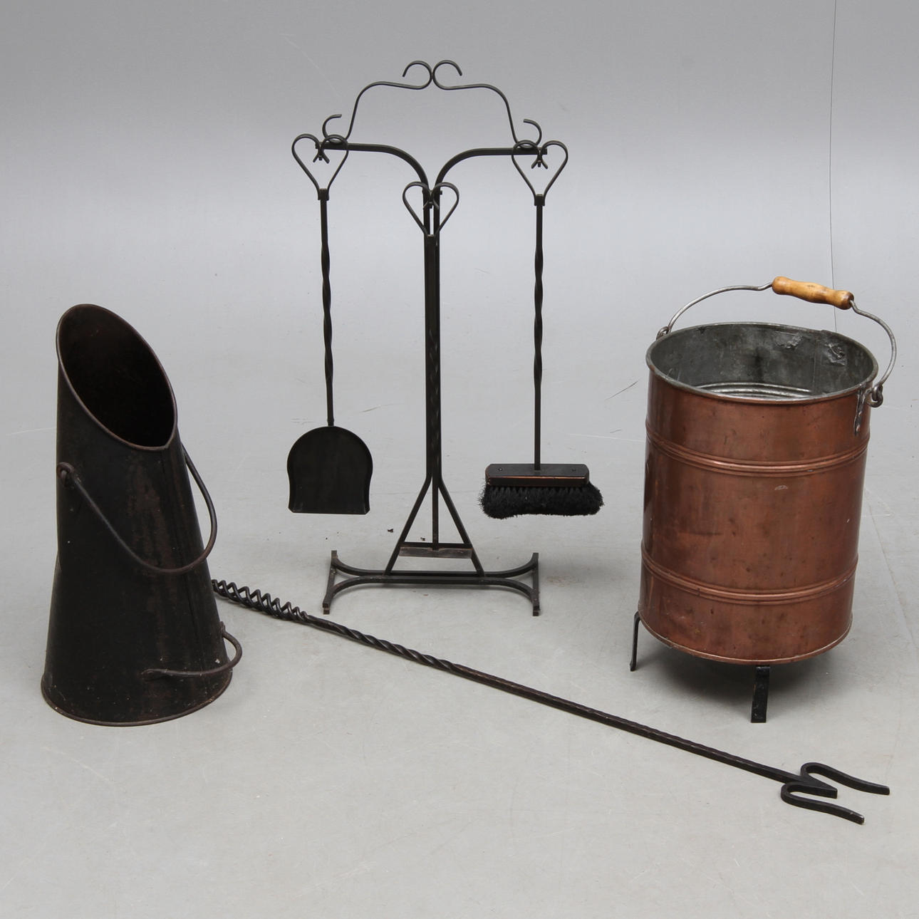 ELDSTADSTILLBEHÖR samt HINK och KOLHÄMTARE.