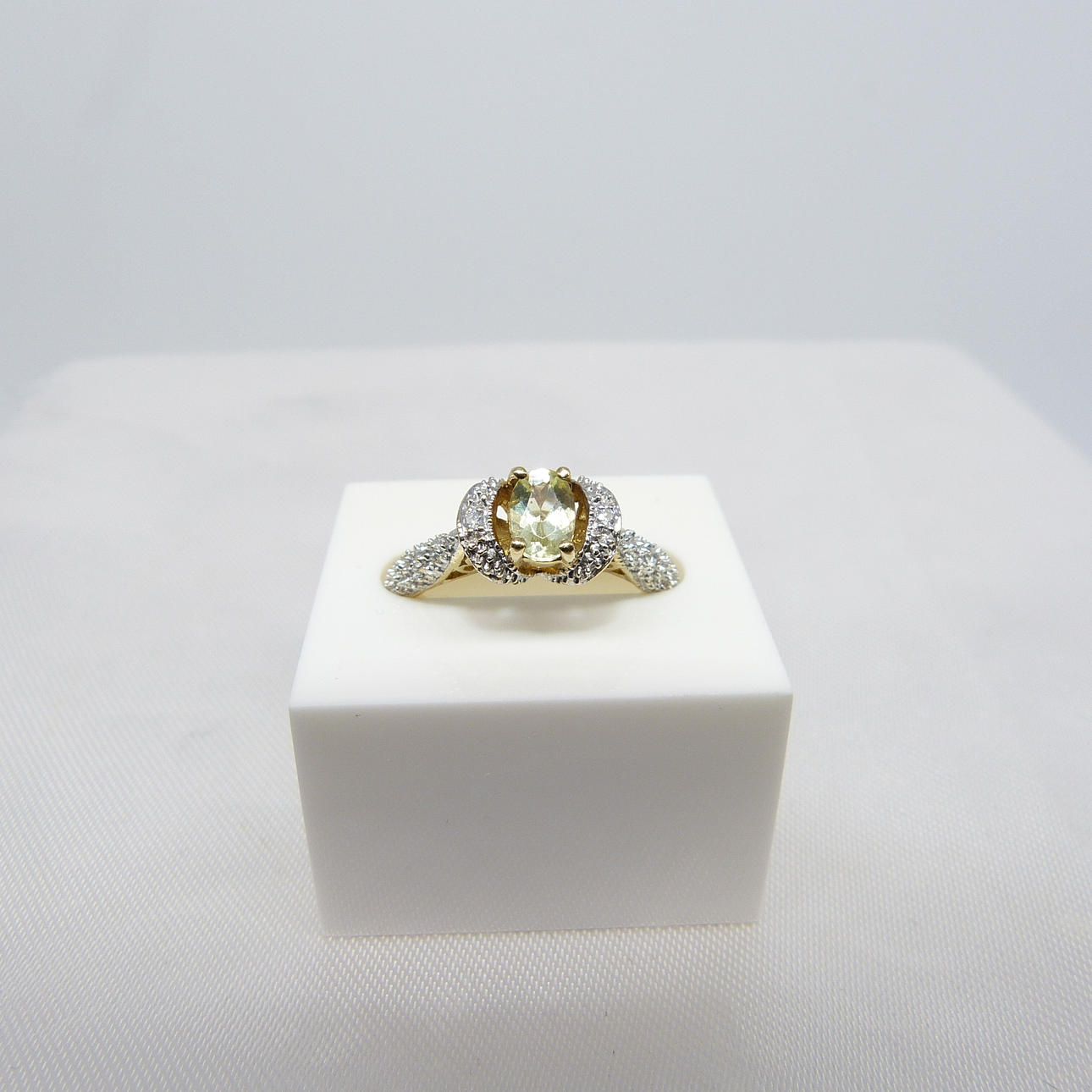 DIAMOND AND APATITE RING. Jewellery & Gemstones - Rings - Auctionet