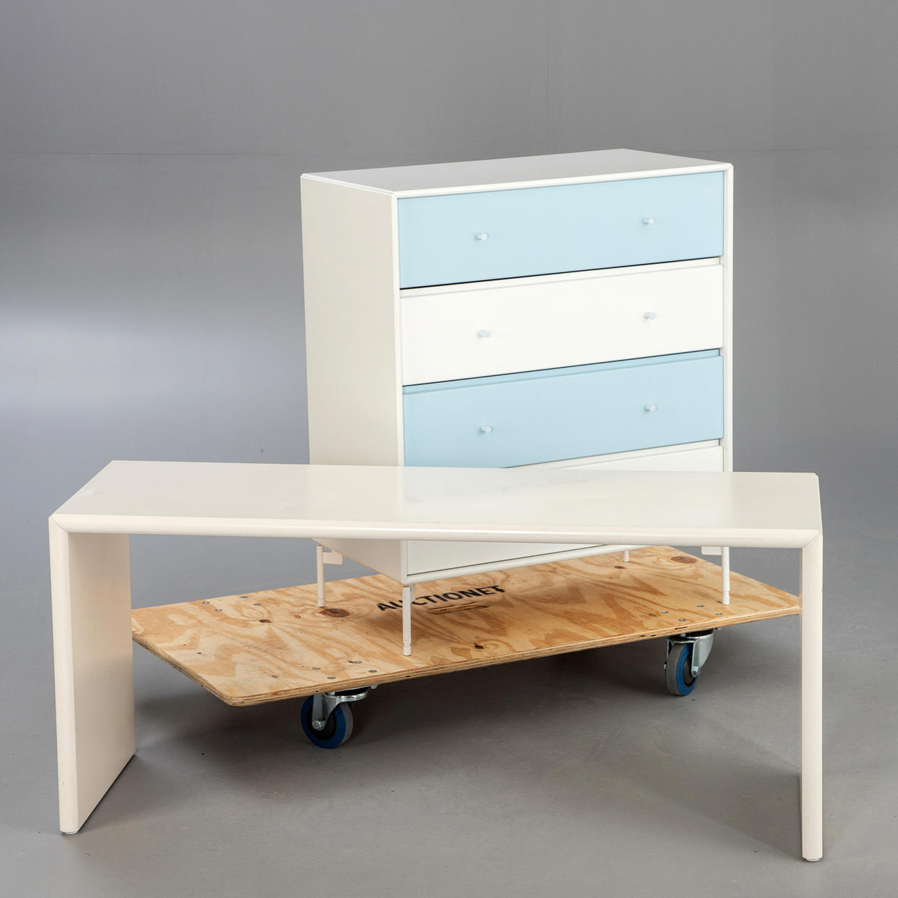 PETER J. LASSEN. Montana. Kommode + Sitzbank (2).