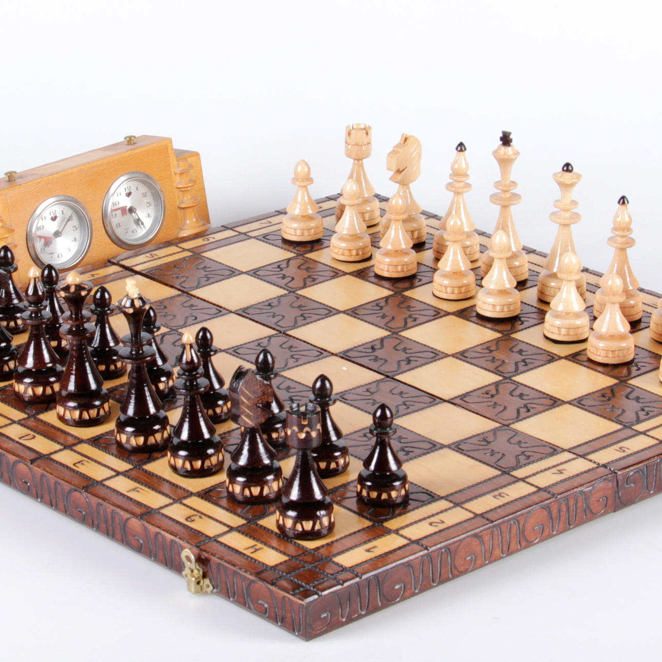 SCHACK, samt schackklocka, trä, 1900-tal.