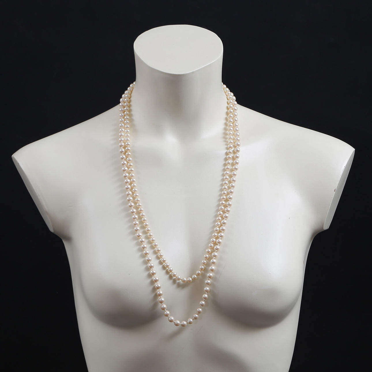 COLLIER, 2 ST (70 OCH 78 CM) ÄKTA PÄRLOR.