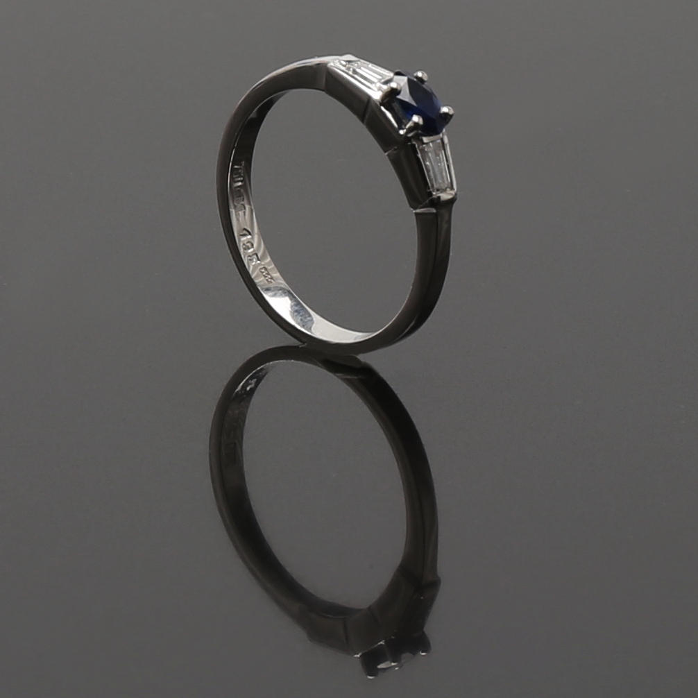 RING i 18 K vitguld med diamanter tot 0,10 ct och safir. Vikt 3,07 g.