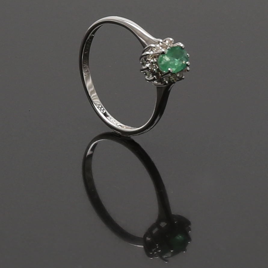 CARMOSÉRING i vitguld med smaragd och diamanter. Vikt 2,02 g.