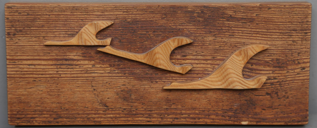 GUNNAR KANEVAD. "Östgötasvanar". Väggskulptur, furu, signerad och daterad 1994.