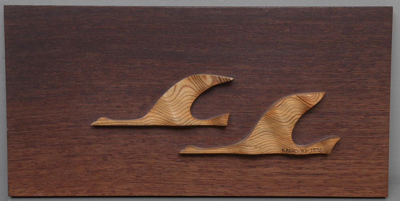 GUNNAR KANEVAD. "Östgötasvanar". Väggskulptur, furu, signerad och daterad 1992.