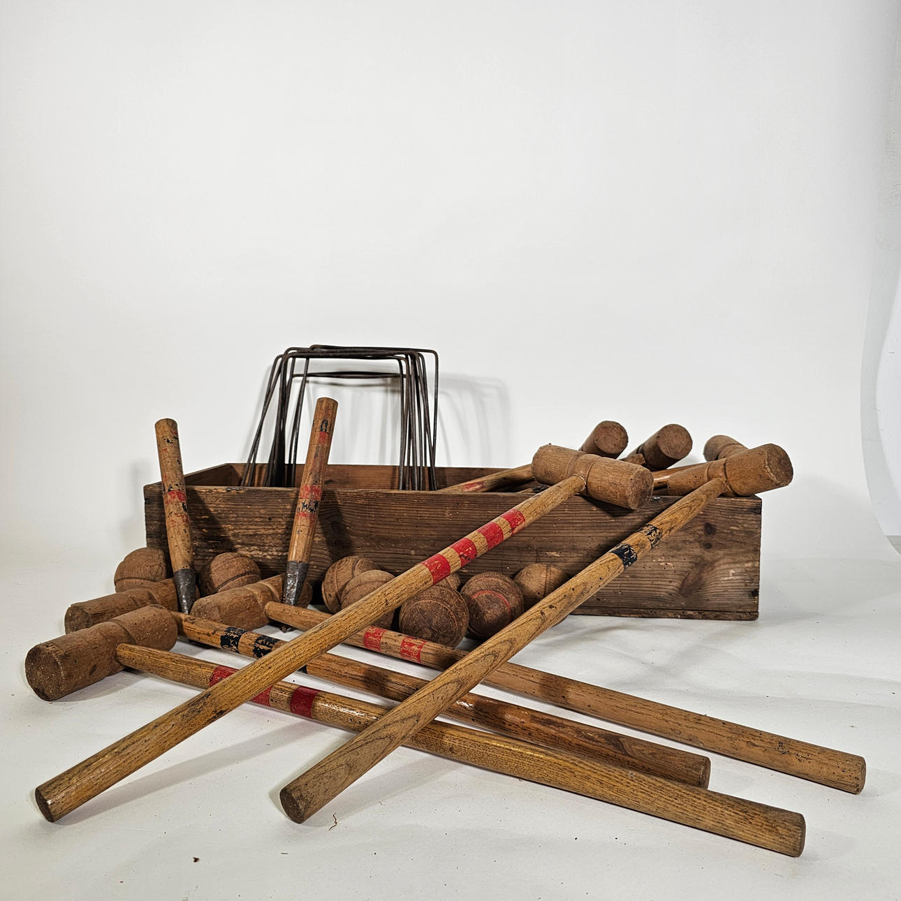 ANTIK 8-BOLLS CRICKETSET.