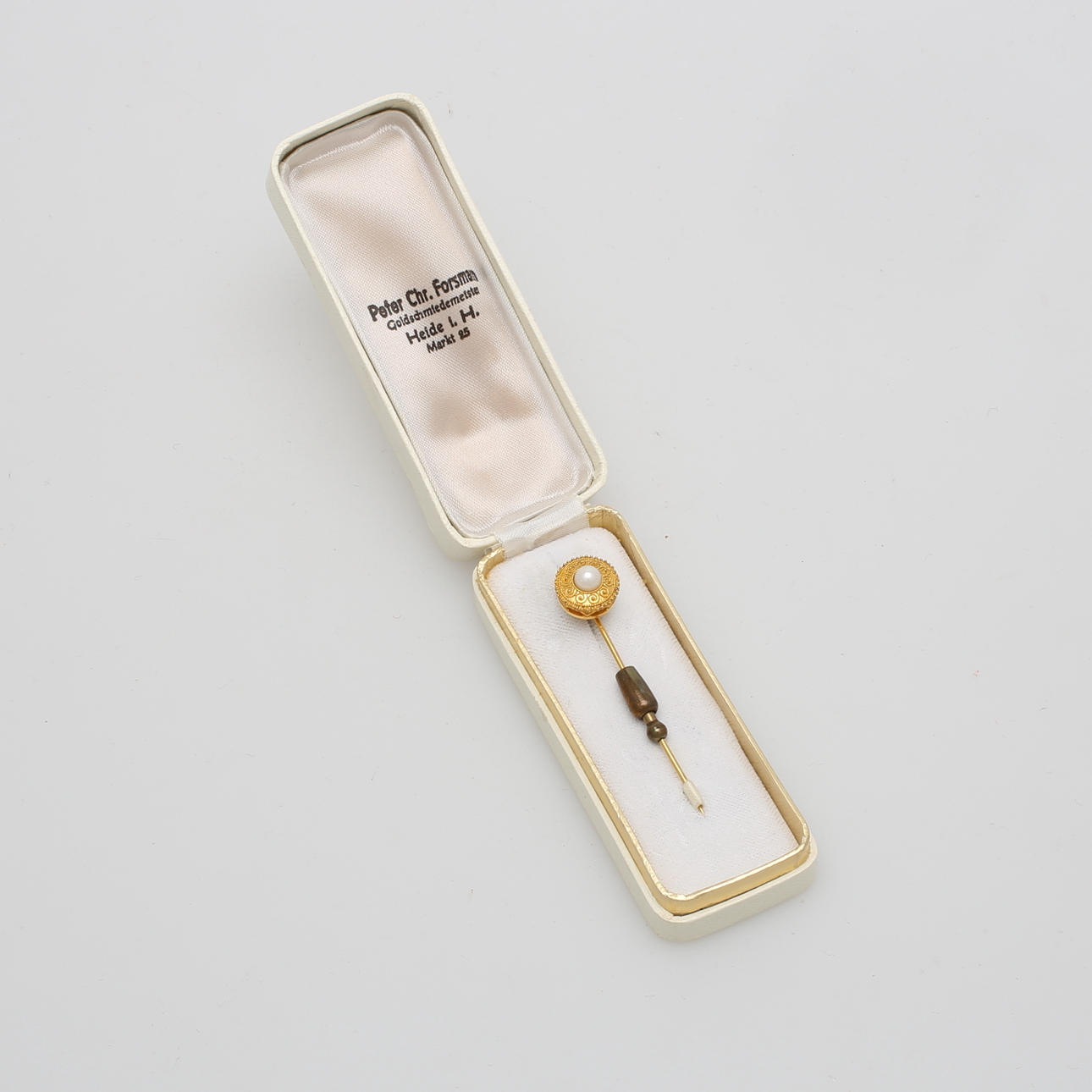 SLIPSNÅL, troligen guld 18 K, med pärla, totalvikt 3,69 gram.