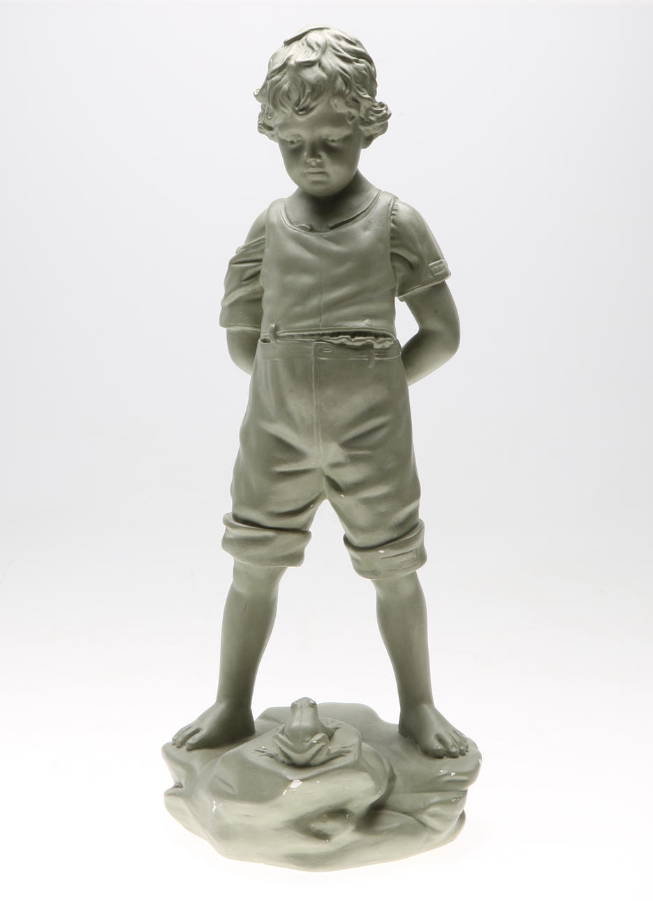 PER HASSELBERG. Gips bemålad, "Pojken och grodan". 1900-tal.