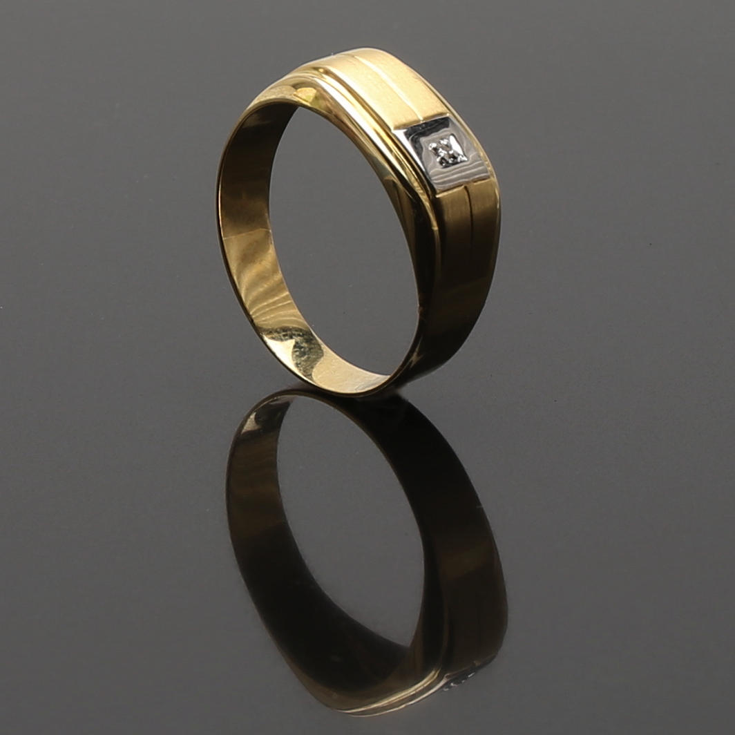 KLACKRING i röd- samt vitguld med diamant. Vikt 3,56 g.