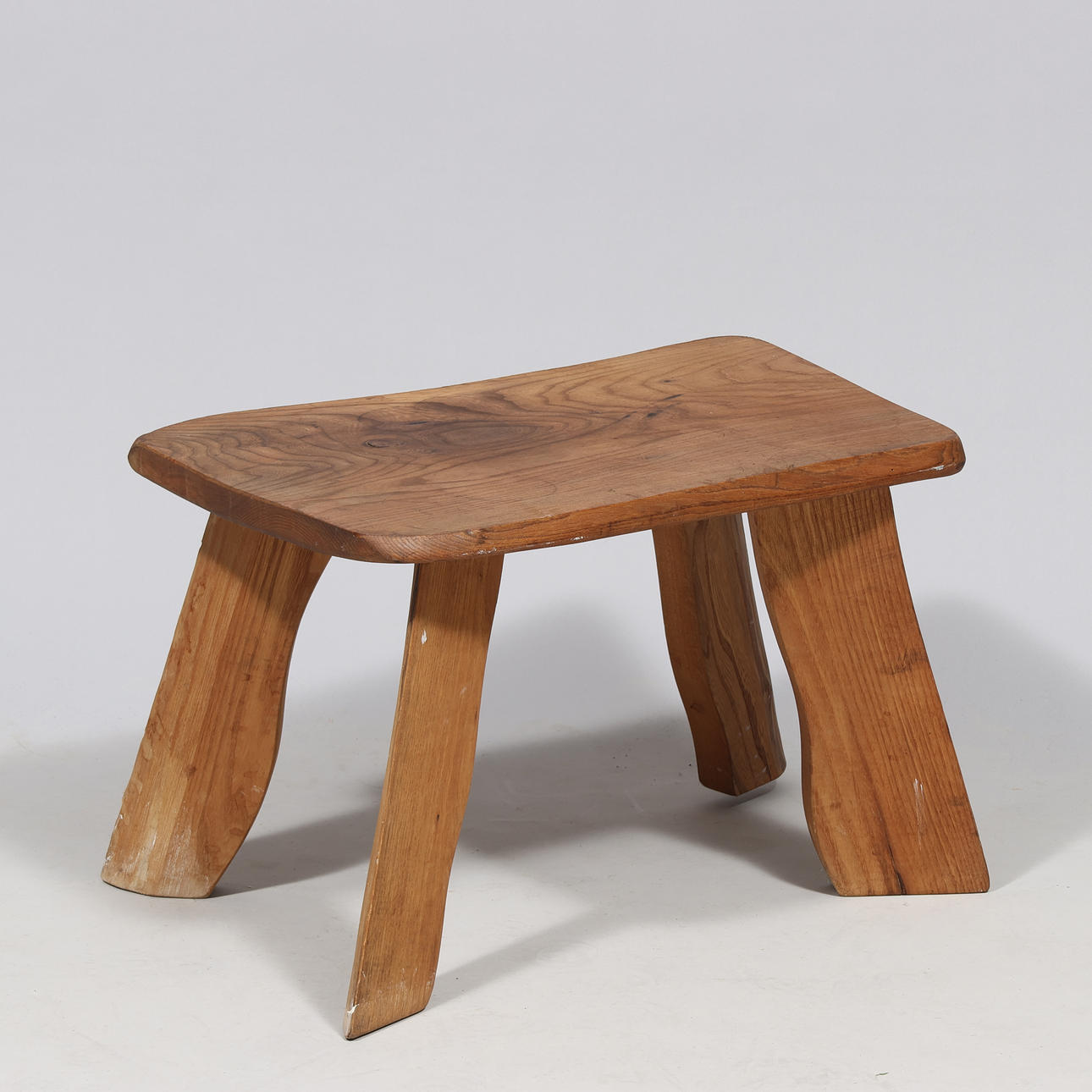 Brutalist soffbord/pall av massivt trä.