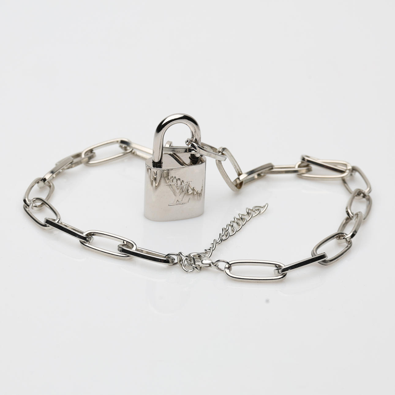 LOUIS VUITTON, silberfarbene Halskette mit Verschluss.