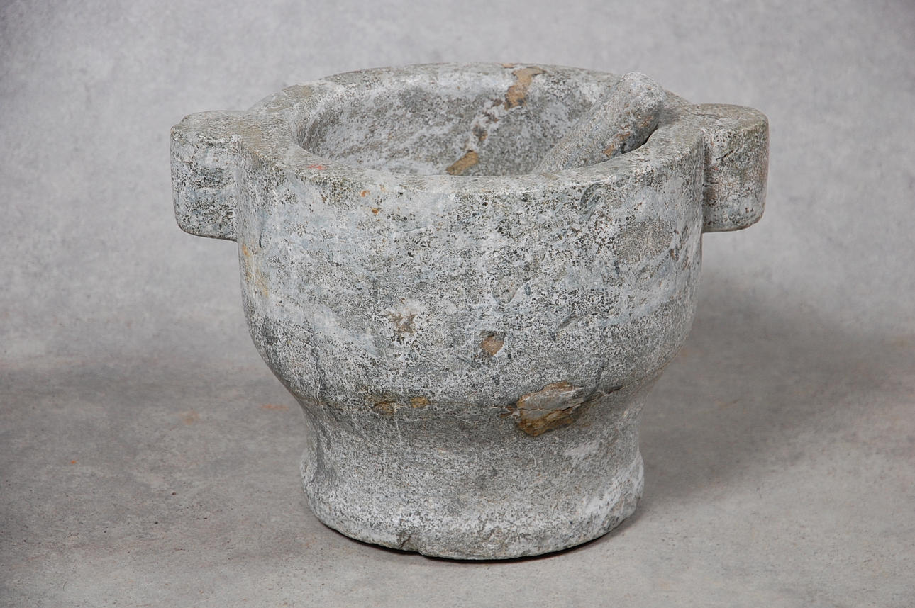 SLOTTSMORTEL, stor, kolmårdsmarmor, 1800-tal, proveniens Kronovalls slott, Österlen.