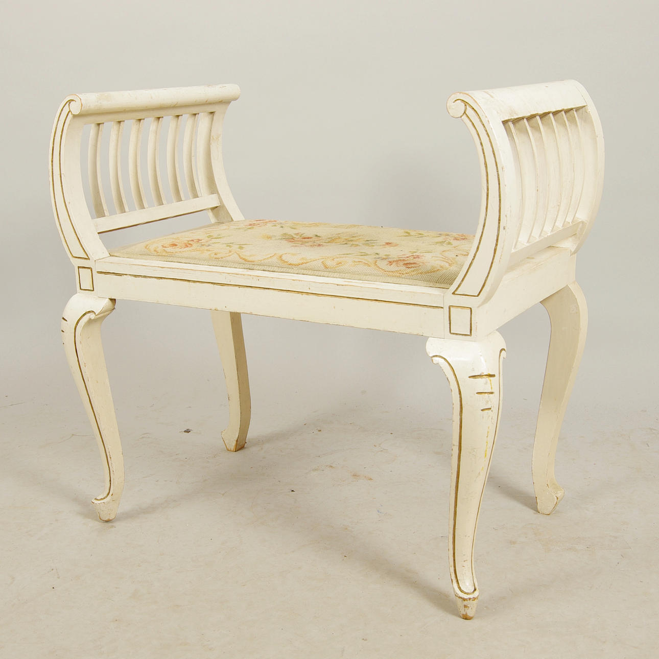 TABURETT, målat och förgyllt trä, rokokostil, tidigt 1900-tal.