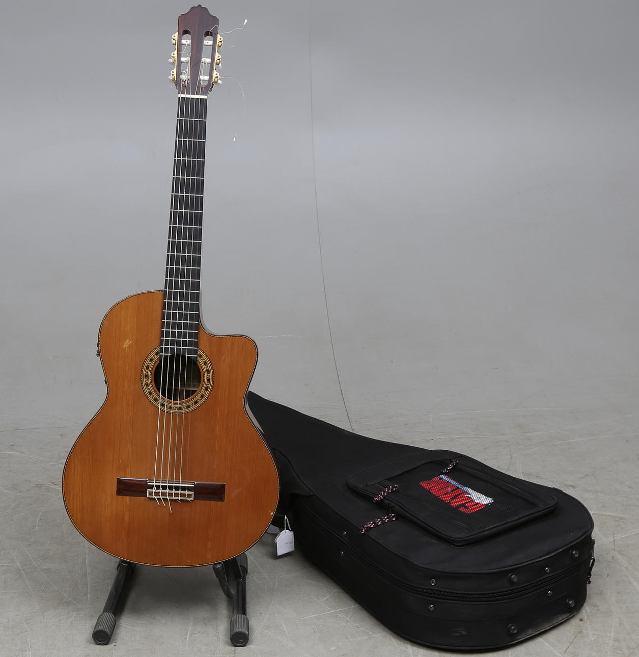 HALVAKUSTISK GITARR, 2005, 1.PS70-CE, Esteve.