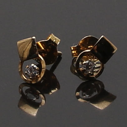 ÖRHÄNGEN i 18 K rödguld med cubic zirkon. Vikt 0,59 g.