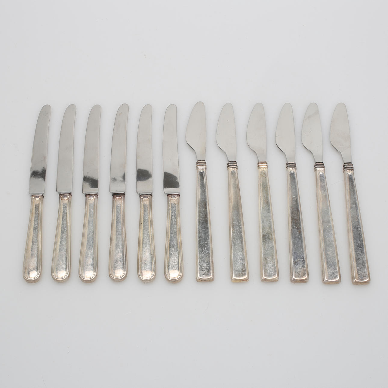 KNIVAR, 12 st, silver, "Ambassad" och "Paris", totalvikt 409 gram.