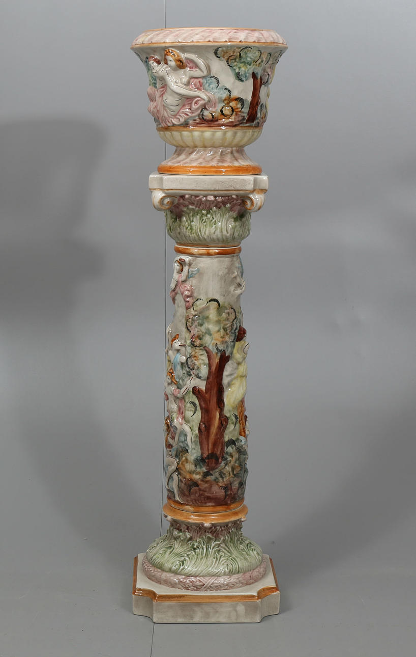 PIEDESTAL MED YTTERFODER, porslin, Capodimonte, Italien, 1900-talets andra hälft.