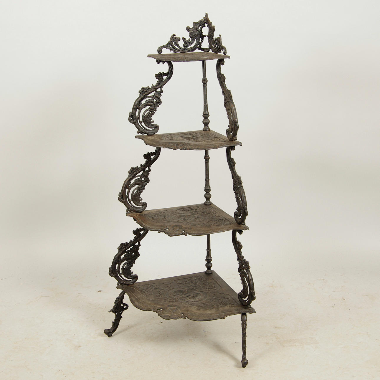 HÖRNHYLLA, gjutjärn, samtida.