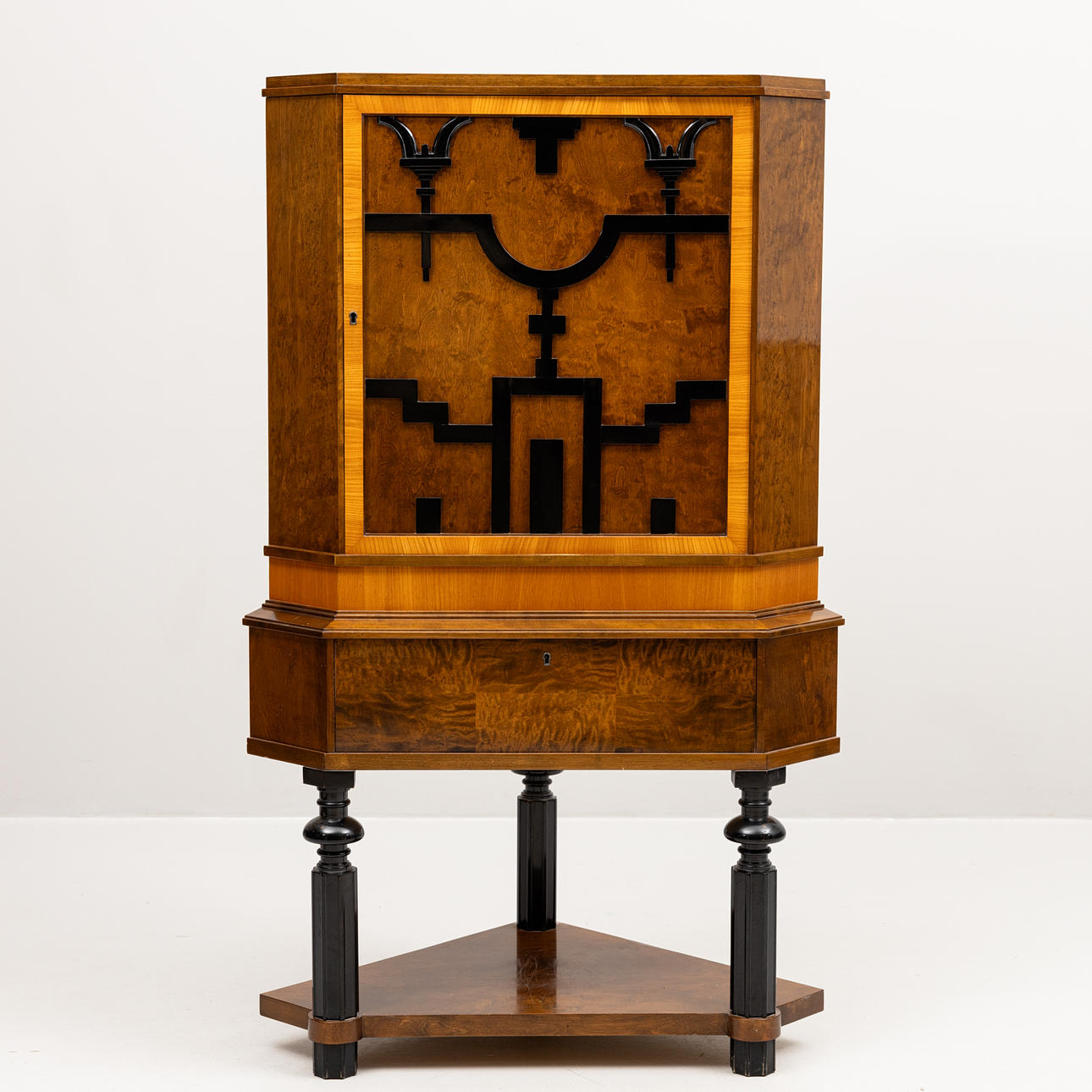 Ein Eckschrank, schwedische Anmut, 1920er Jahre.