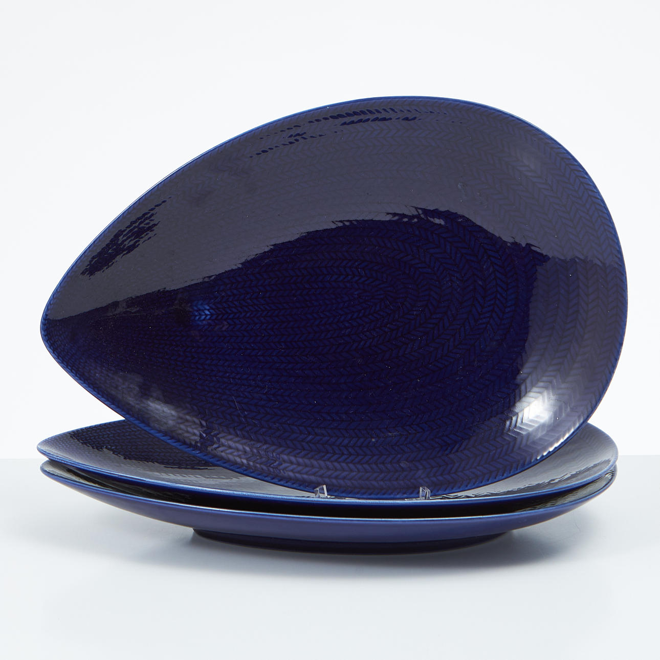 HERTHA BENGTSON. Geschirrteile, „Blå Eld“, ein Teller, 3 Stück, Rörstrand.