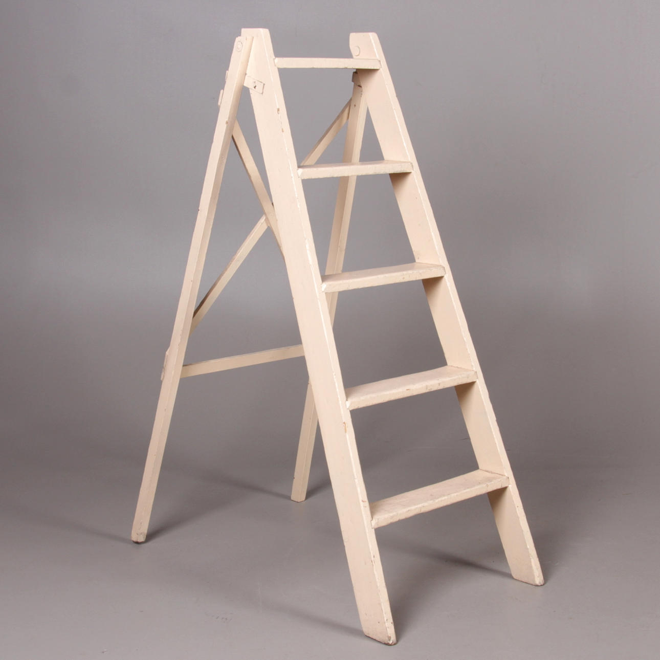 STEGE, bemålat trä, 1900-talets första hälft.