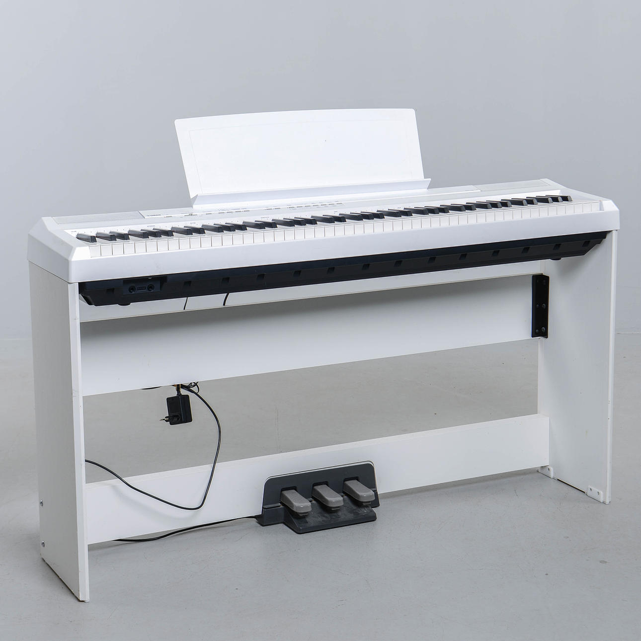 YAMAHA "Digital Piano P-105".
