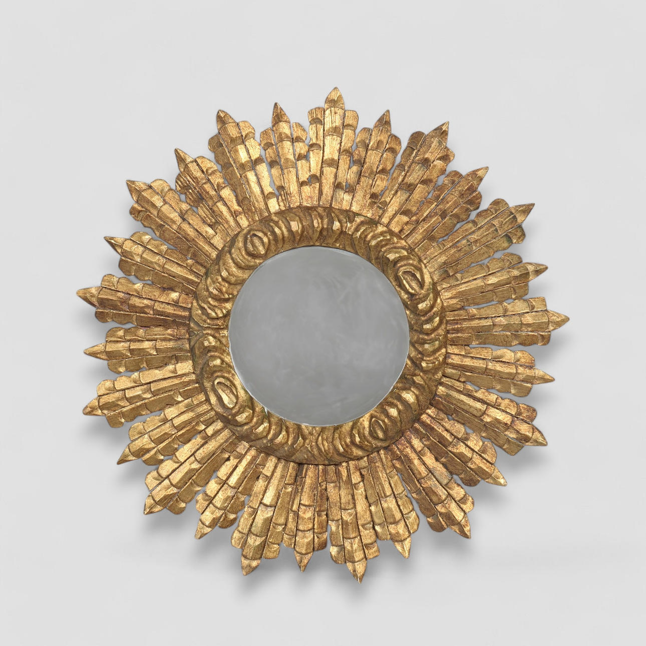 ”Förgylld” solspegel i trä, 1900-tal.