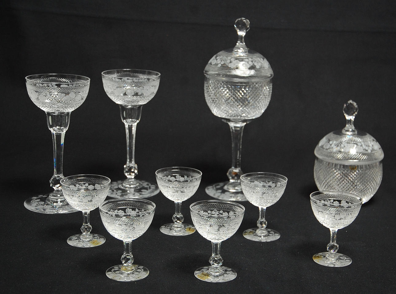 GLASSERVISDELAR, 10 delar, " Tre Rosor " Lars Kjellander Kosta Boda signerade.