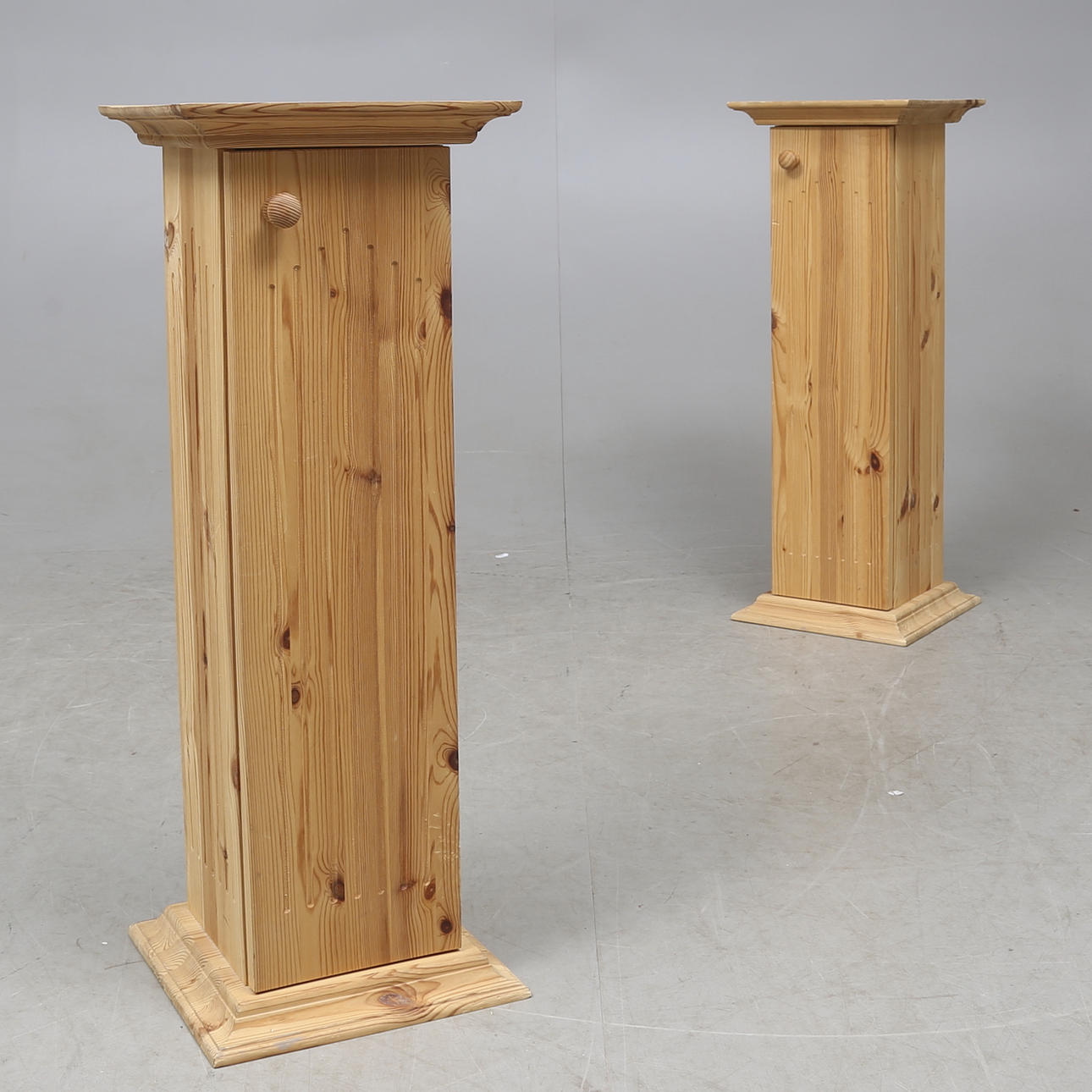 PIEDESTALER, ett par, 1900-tal.