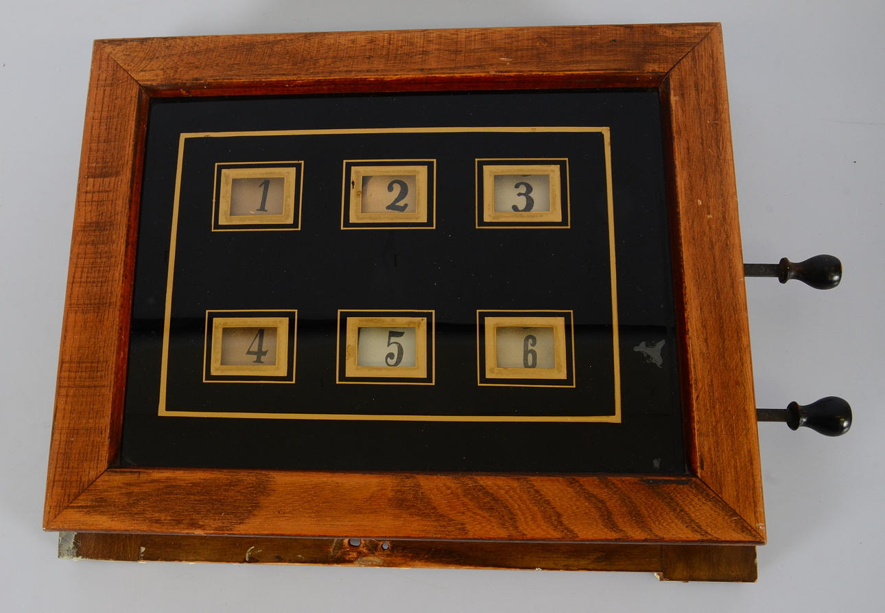 RUMSBETJÄNT, betsat trä, 1900-talets början.