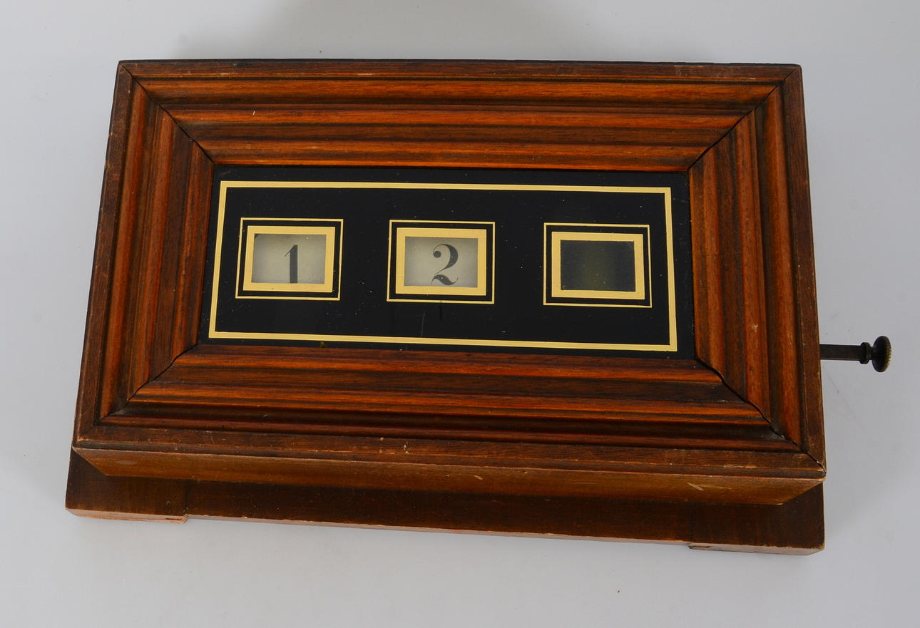 RUMSBETJÄNT, betsat trä, 1900-talets början.