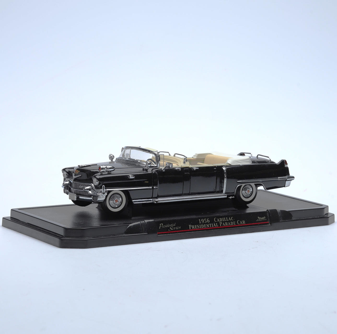 Modellbil Roadsignature 1/24 Cadillac 1956.