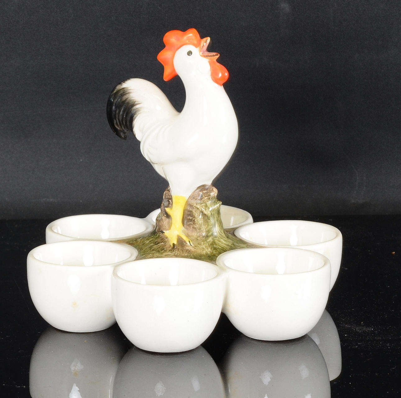 ÄGGSTÄLL MED TUPP, porslin, 1900-talets första hälft.