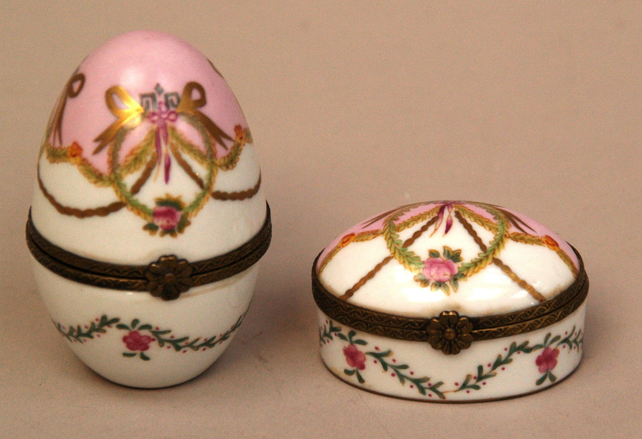 OVALA OCH ÄGGFORMADE LOCK BURKAR.