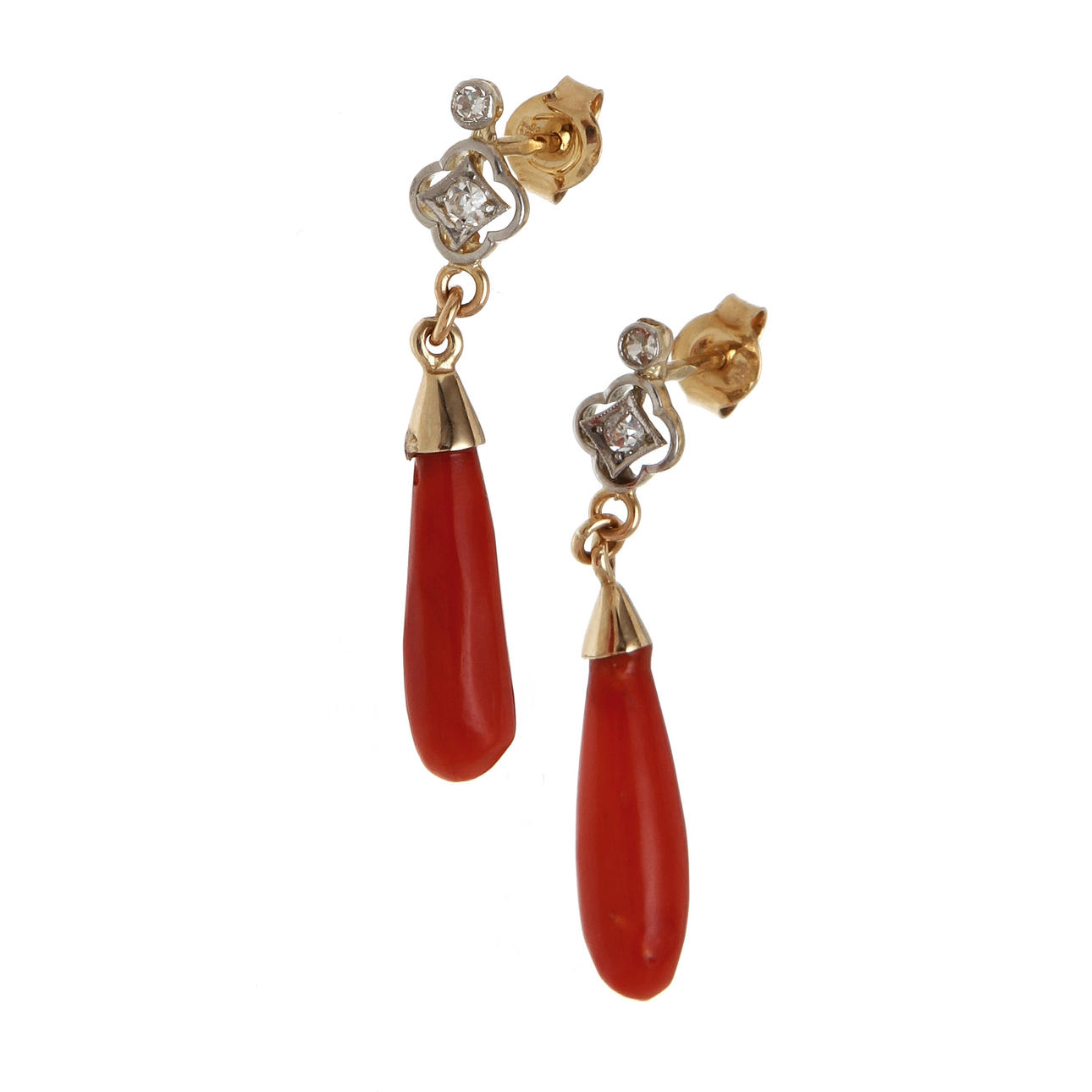 ÖRHÄNGEN, ett par, 18K rödguld med korall samt diamanter, totalt ca 0,11 ct. Vikt 3,4 g.