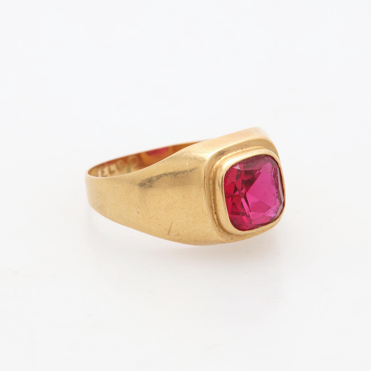 RING, Guld, 18k, med röd sten, vikt 2,54 gram. Smycken & Ädelstenar ...