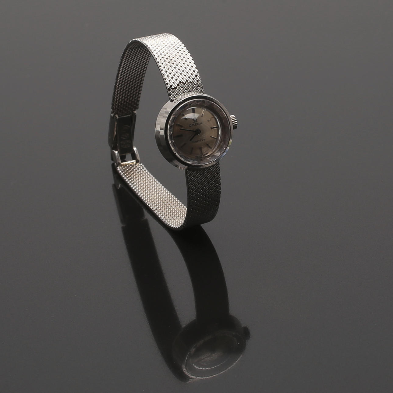 DAMARMBANDSUR, Omega Geneve, 18 k, vitguld, totalvikt 22,8 gram.