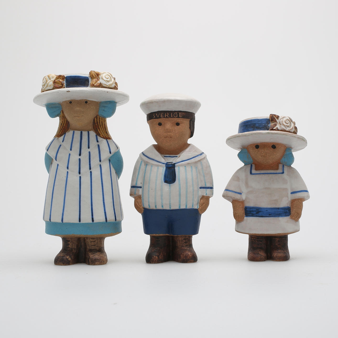 LISA LARSON. Figuriner, 3 st, Victoria, Gustaf och Sigrid.