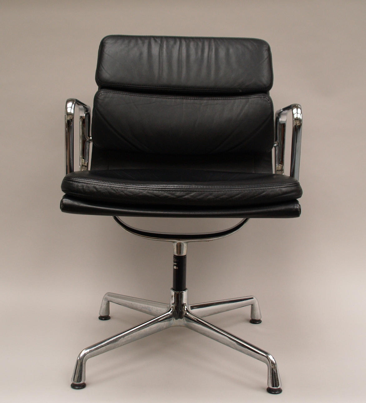 CHARLES EAMES. FÄTÖLJ, Vitra.