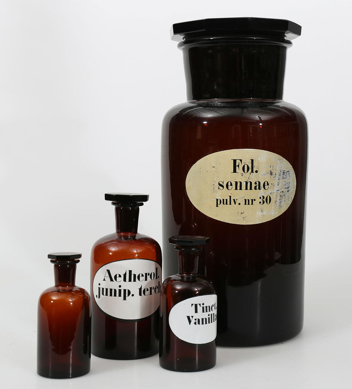 APOTEKSFLASKOR, glas, 4 stycken, 1900-tal.