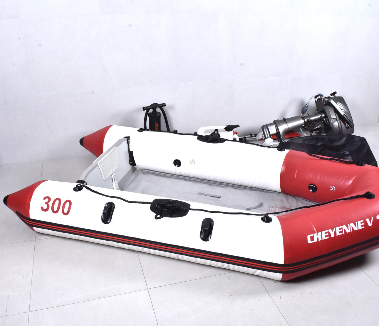 GUMMIBÅT MED 5 HÄSTARS MOTOR.