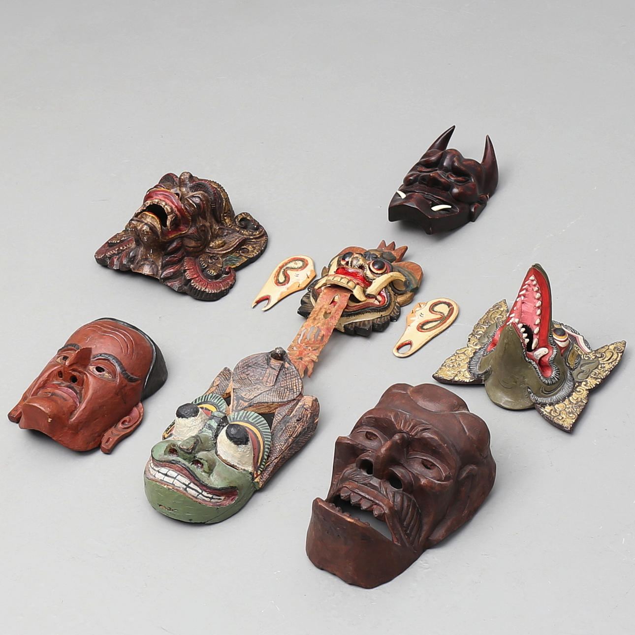 MASKER, 7 st, bl. a. Bali och Japan, 1900-talets andra hälft.