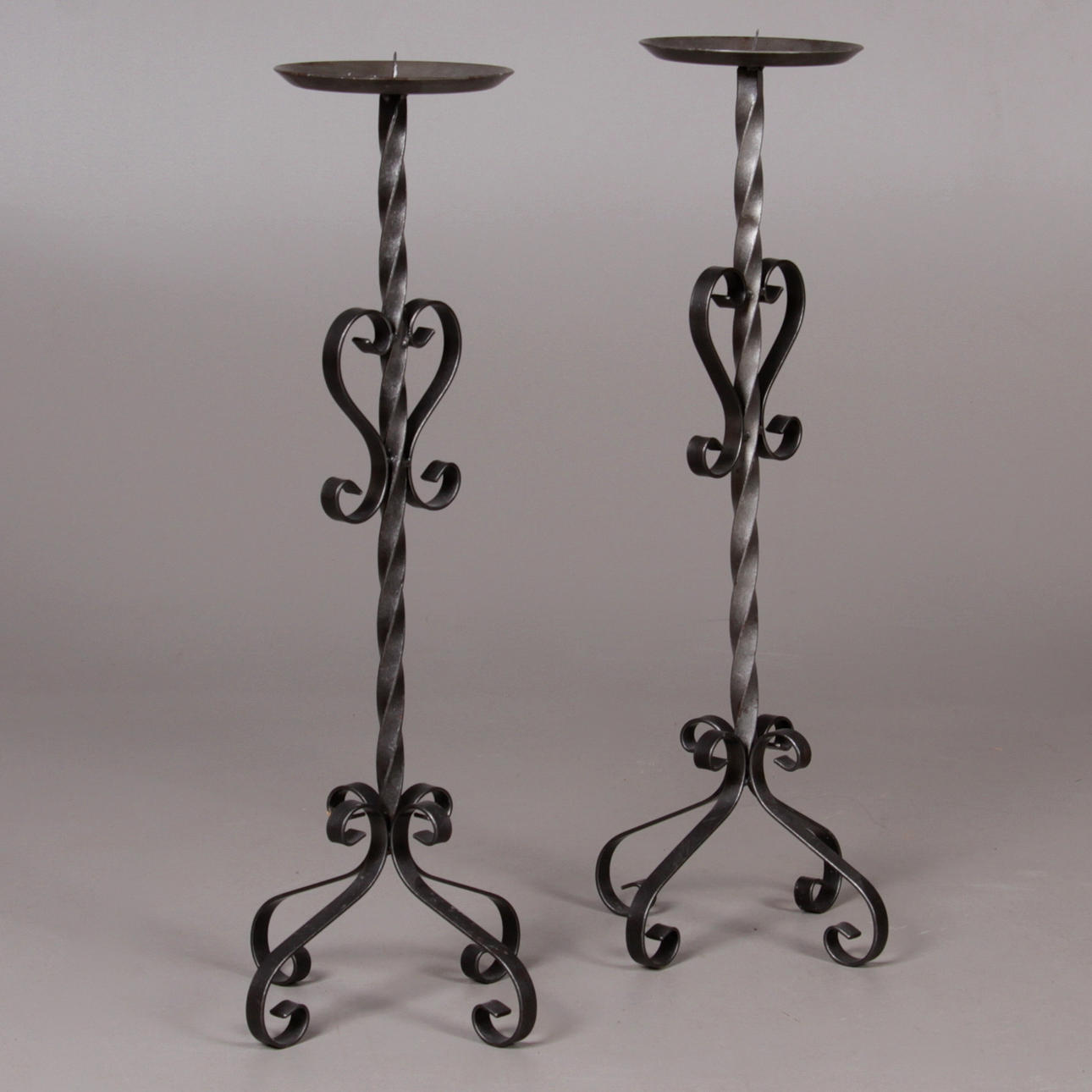 GOLVLJUSSTAKAR, ett par, smide, 1900-tal.