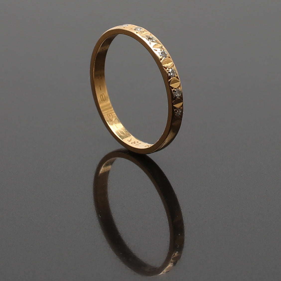 ALLIANSRING, 18 K guld med diamanter totalt ca 0,1 ct. Vikt 2,03 g.