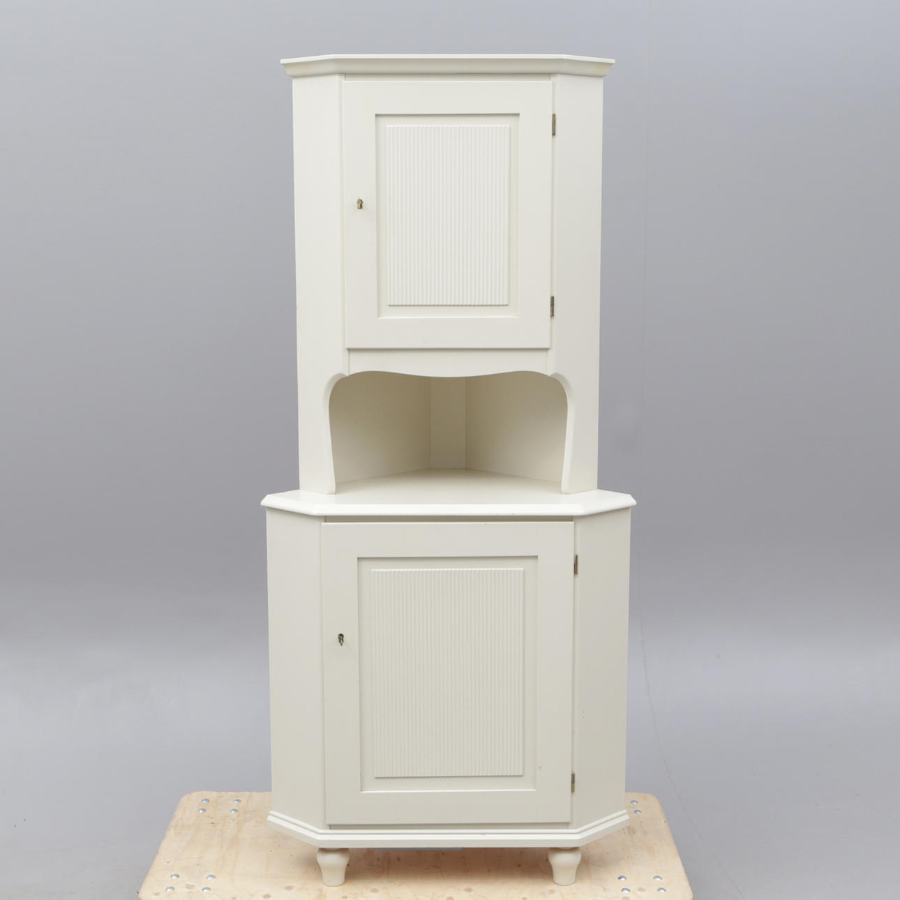 ARMARIO DE ESQUINA DE PISO.