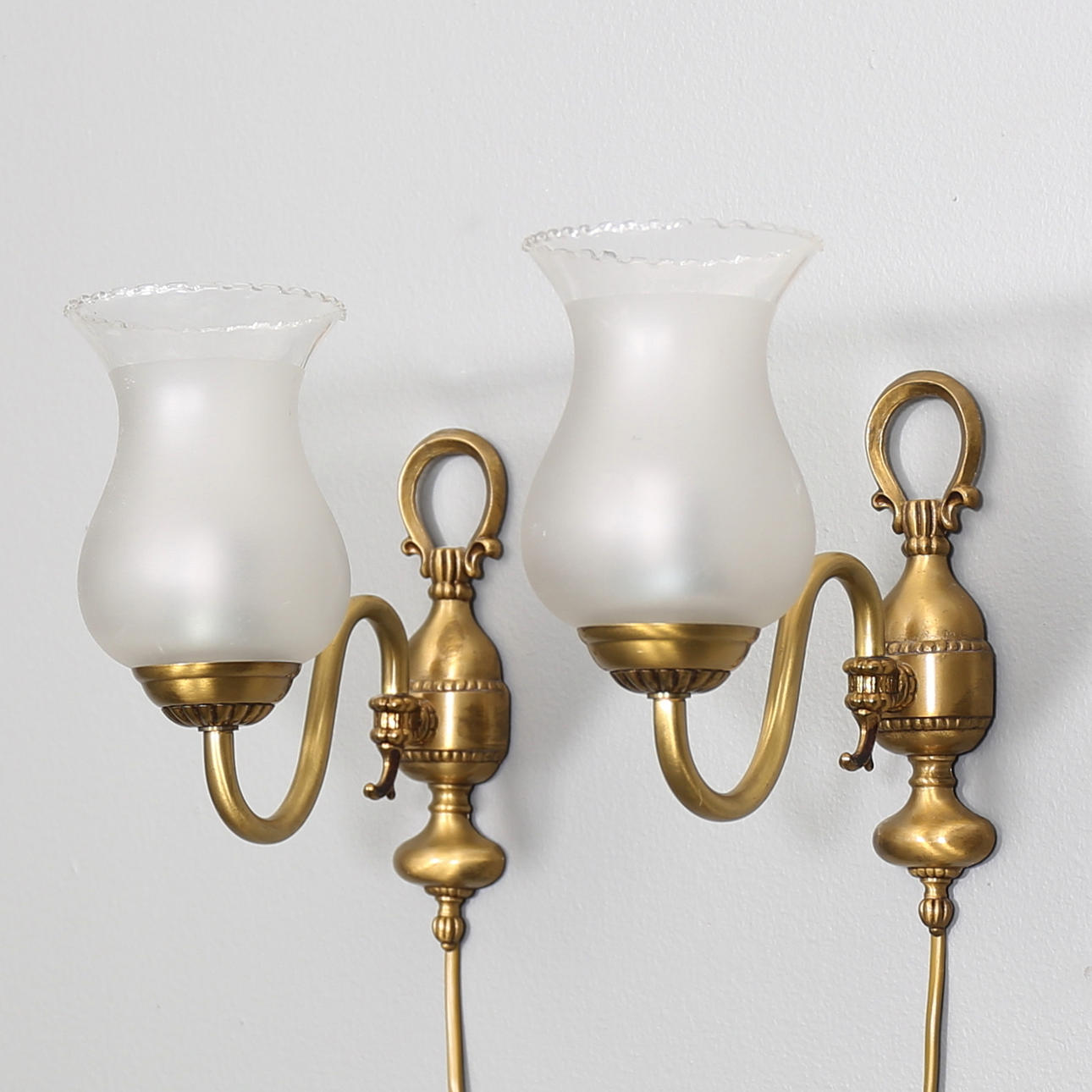 VÄGGLAMPETTER, ett par, gulmetall och glas.