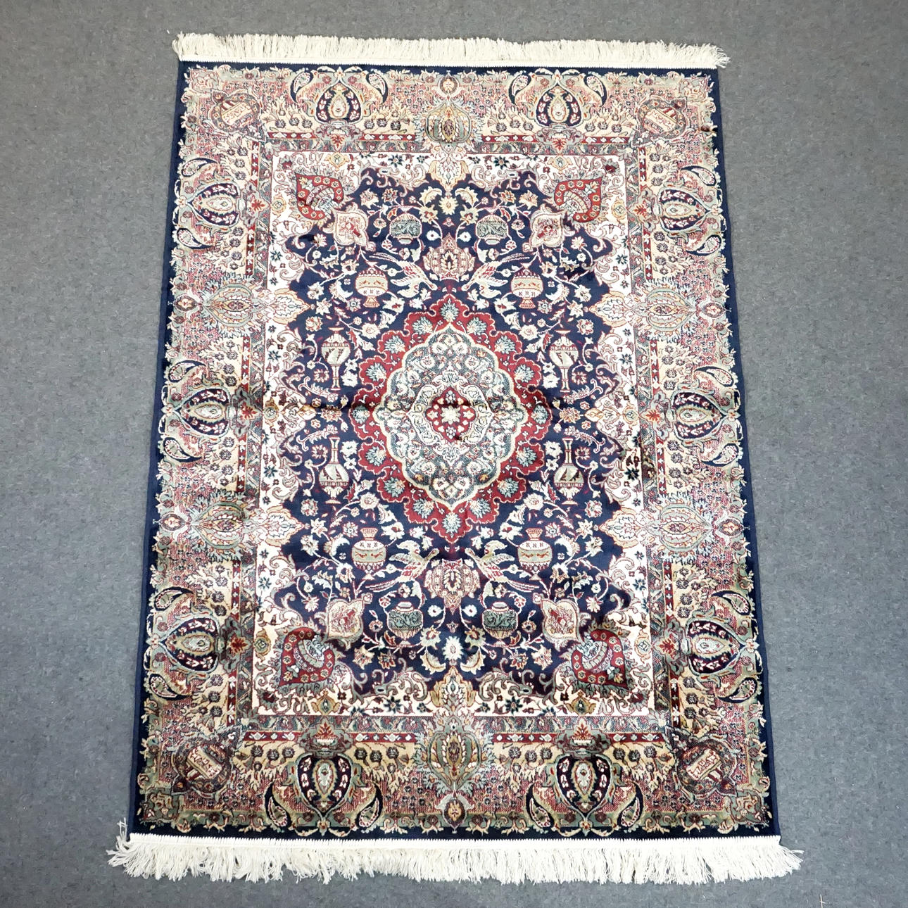 MATTA, Wilton, mått ca 168 x 123 cm.