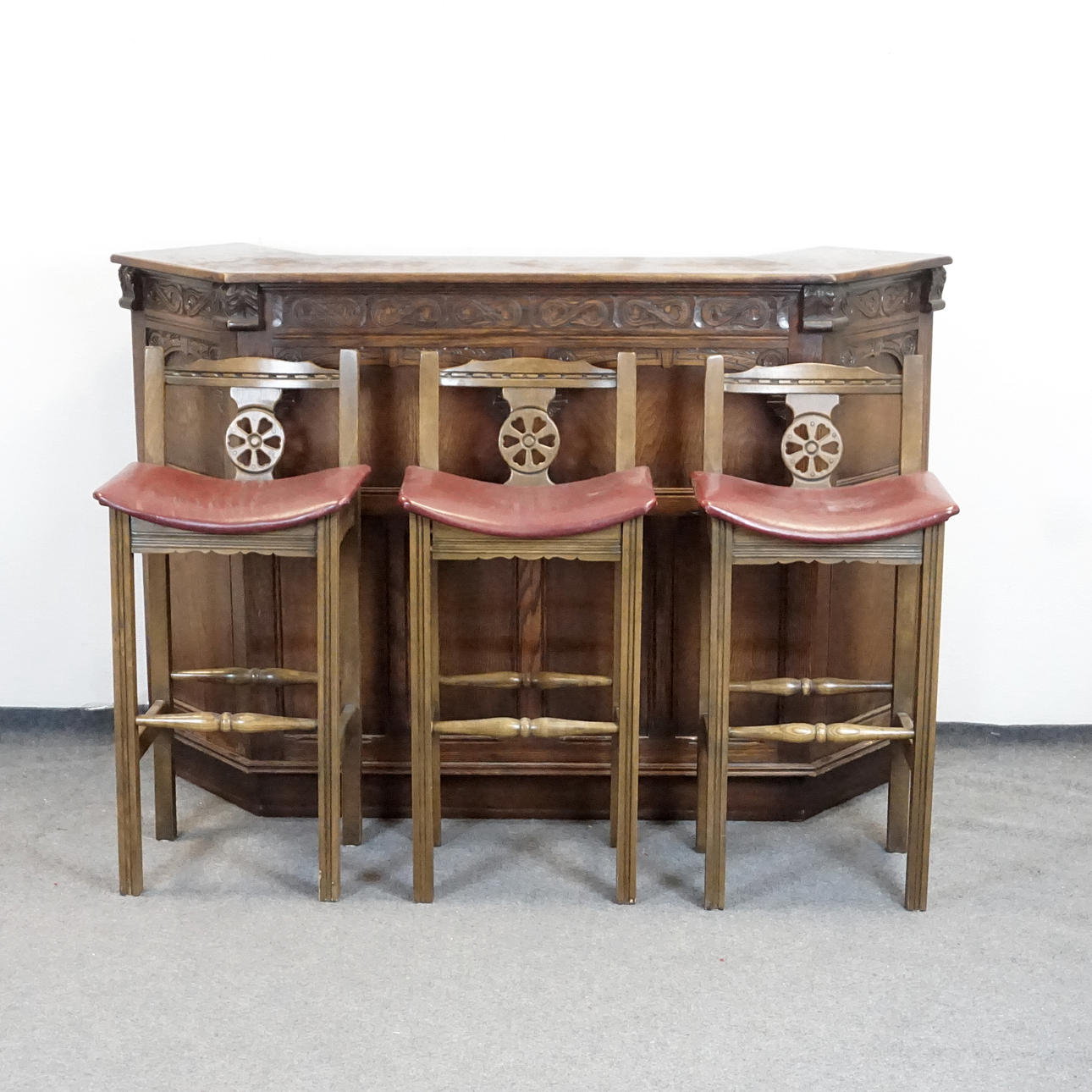 BARDISK , ek, 1900-tal, med 3 st barstolar.