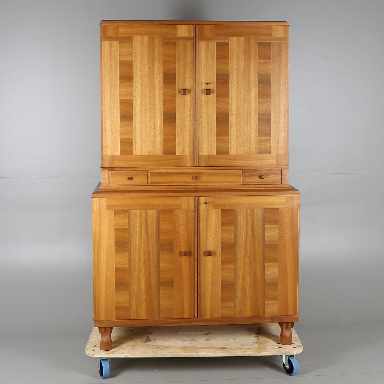 SKÅP, "Ambassadör", Carl Malmsten, Åfors Möbelfabrik, 1900-talets mitt.