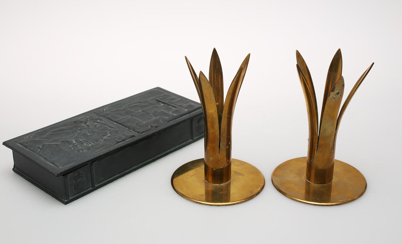 MÄSSINGSLJUSSTAKAR ett par. GJUTJÄRNSSKRIN, Huskvarna.